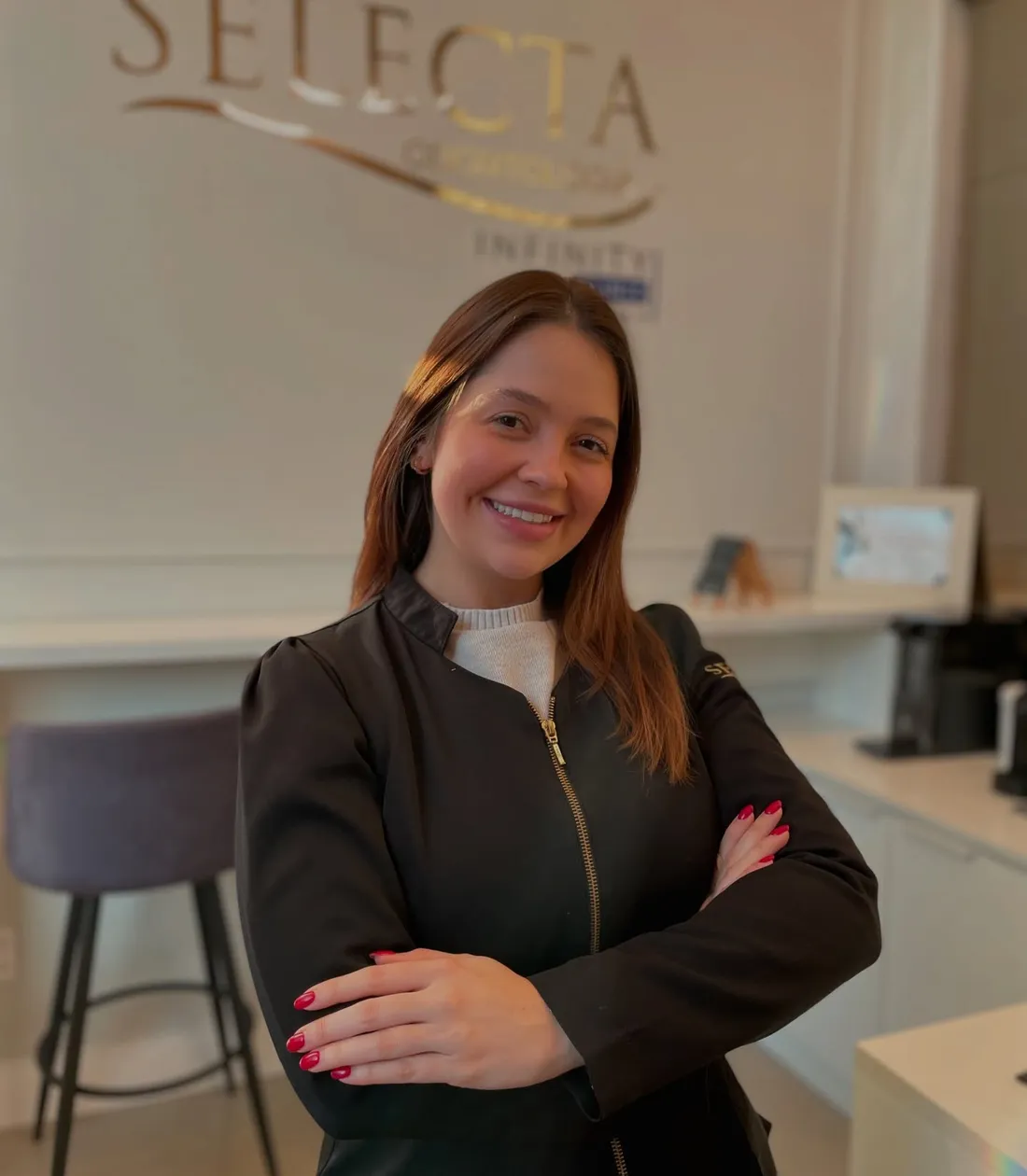 Dentista da Selecta sorrindo na recepção da clínica