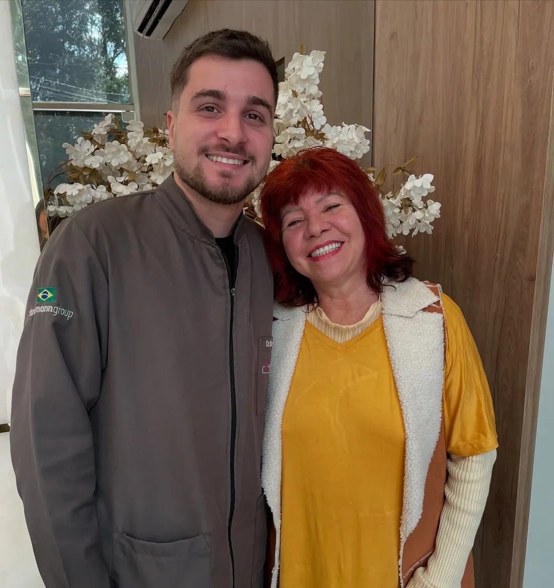 Paciente sorrindo ao lado do dentista da Selecta